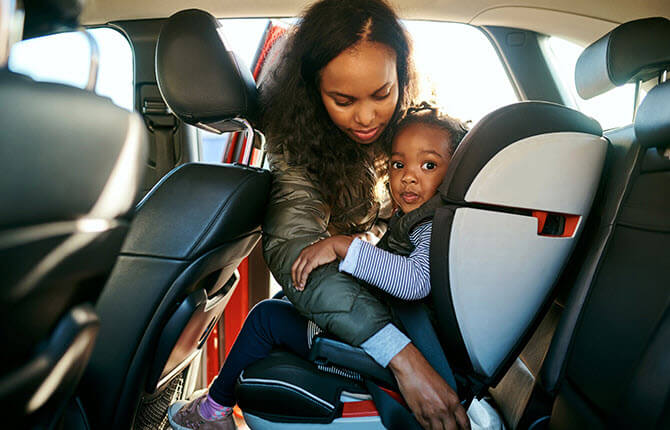 mother buckling car seat