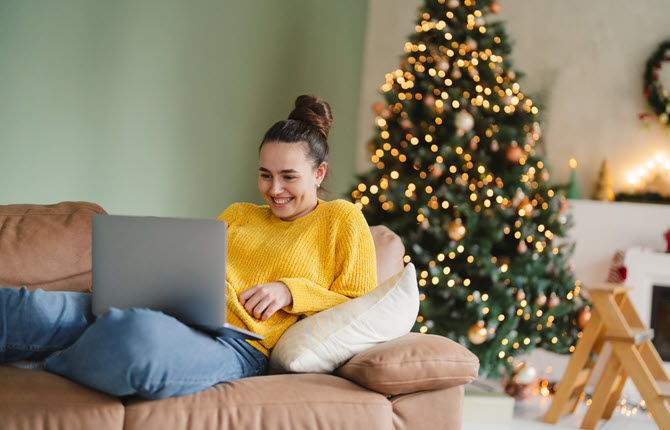 woman-laptop-christmas