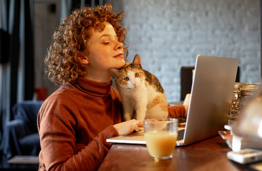 young-woman-cat-laptop