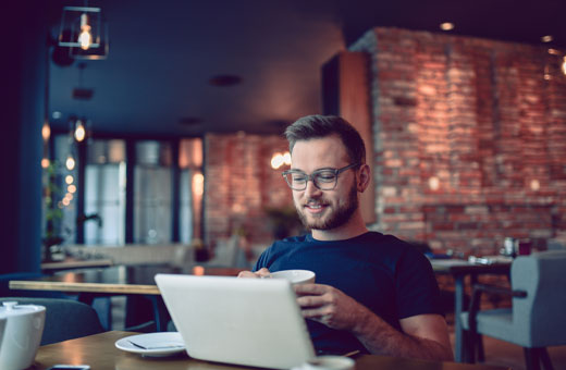 man-laptop-cafe