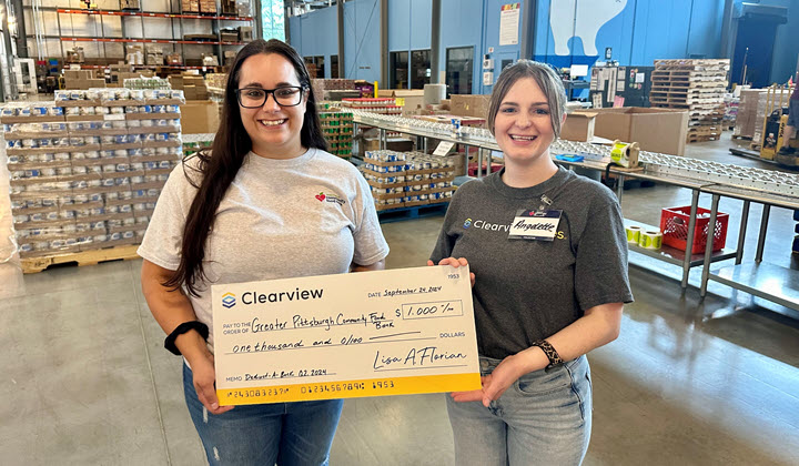 Gallery Image: Angie with recipient, Greater Pittsburgh Community Food Bank