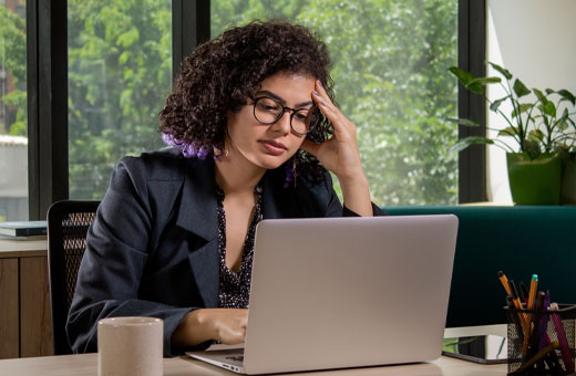 stressed-woman-laptop