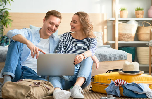 travel-happy-couple