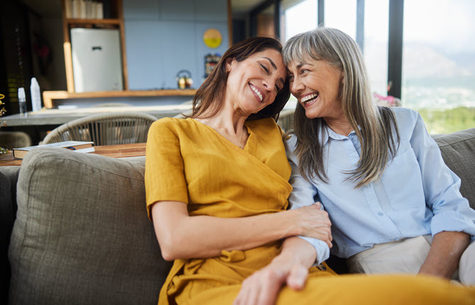 mom-daughter-couch