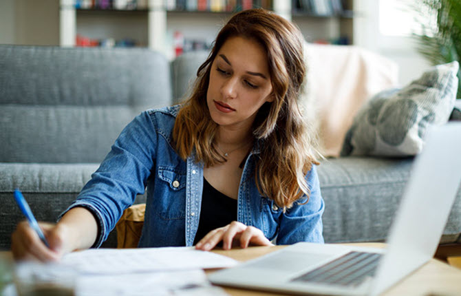 woman-laptop-researching