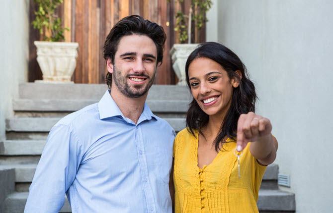 couple-holding-housekeys