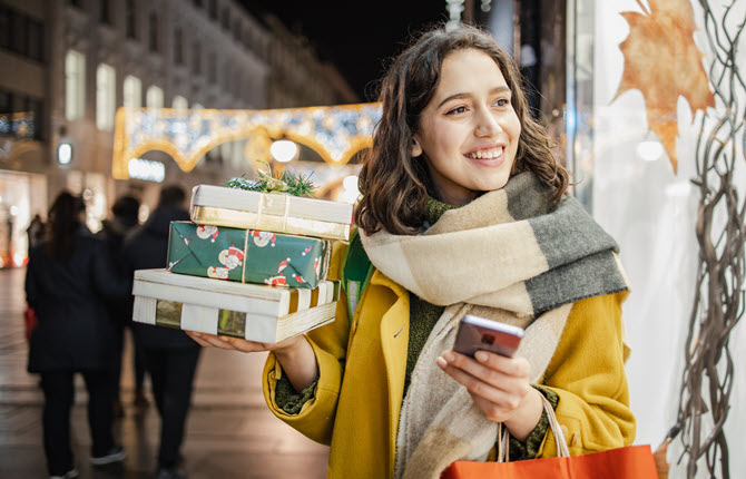 woman-holiday-spending