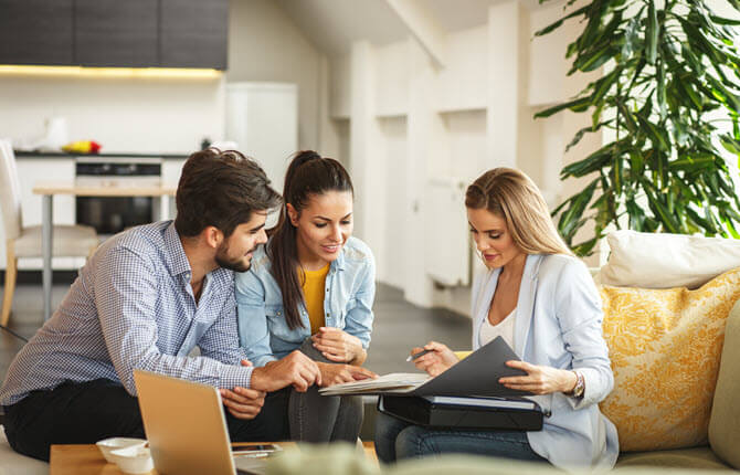 couple-mortgage-closing