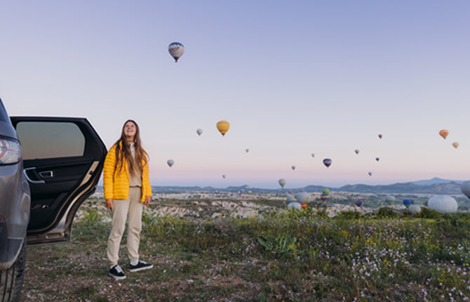 woman-car-balloons