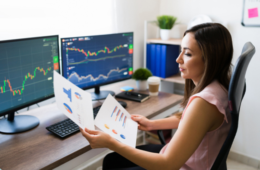 woman-monitoring-investments